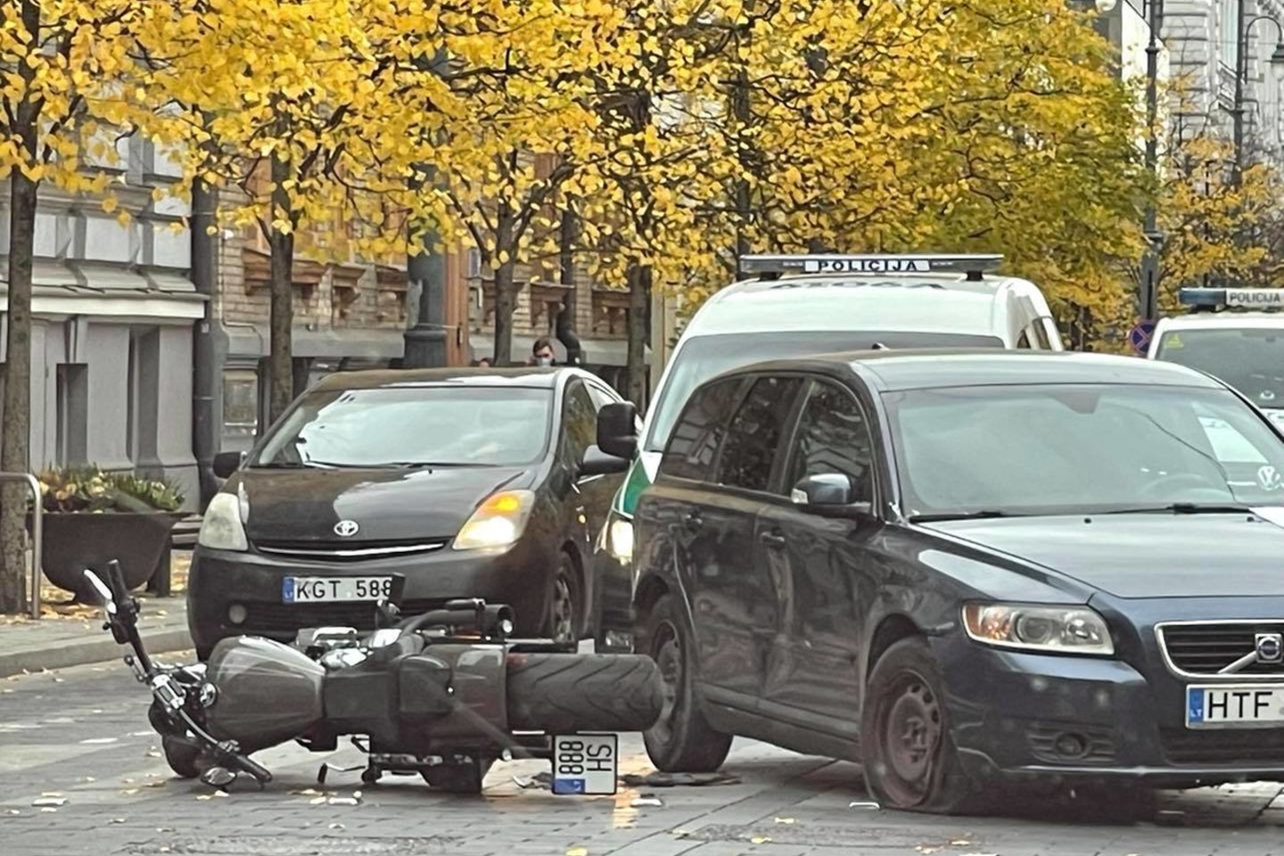 Vilniuje susidūrė automobilis ir motociklas. Pastarosios transporto priemonės vairuotojas dėl sužedimų išvežtas į ligoninę.<br>A.Siaurusevičiaus nuotr.