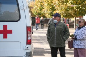 Kremlius pripažįsta didelį mirtingumą nuo COVID-19, tačiau vengia įvesti suvaržymų