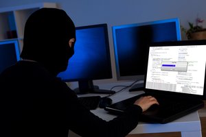 Pora suimta įtarus bandymą kitai šaliai parduoti slaptas karines paslaptis