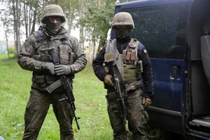 Lenkijos pasienyje taika baigėsi: migrantai iš Baltarusijos bandė įsiveržti jėga, prireikė kariuomenės