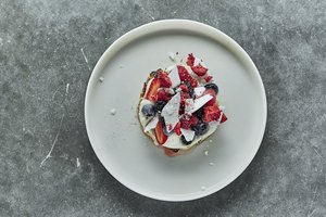 Prancūziškas skrebutis su ožkų sūrio kremu: šefas pasidalijo greitai paruošiamo deserto receptu