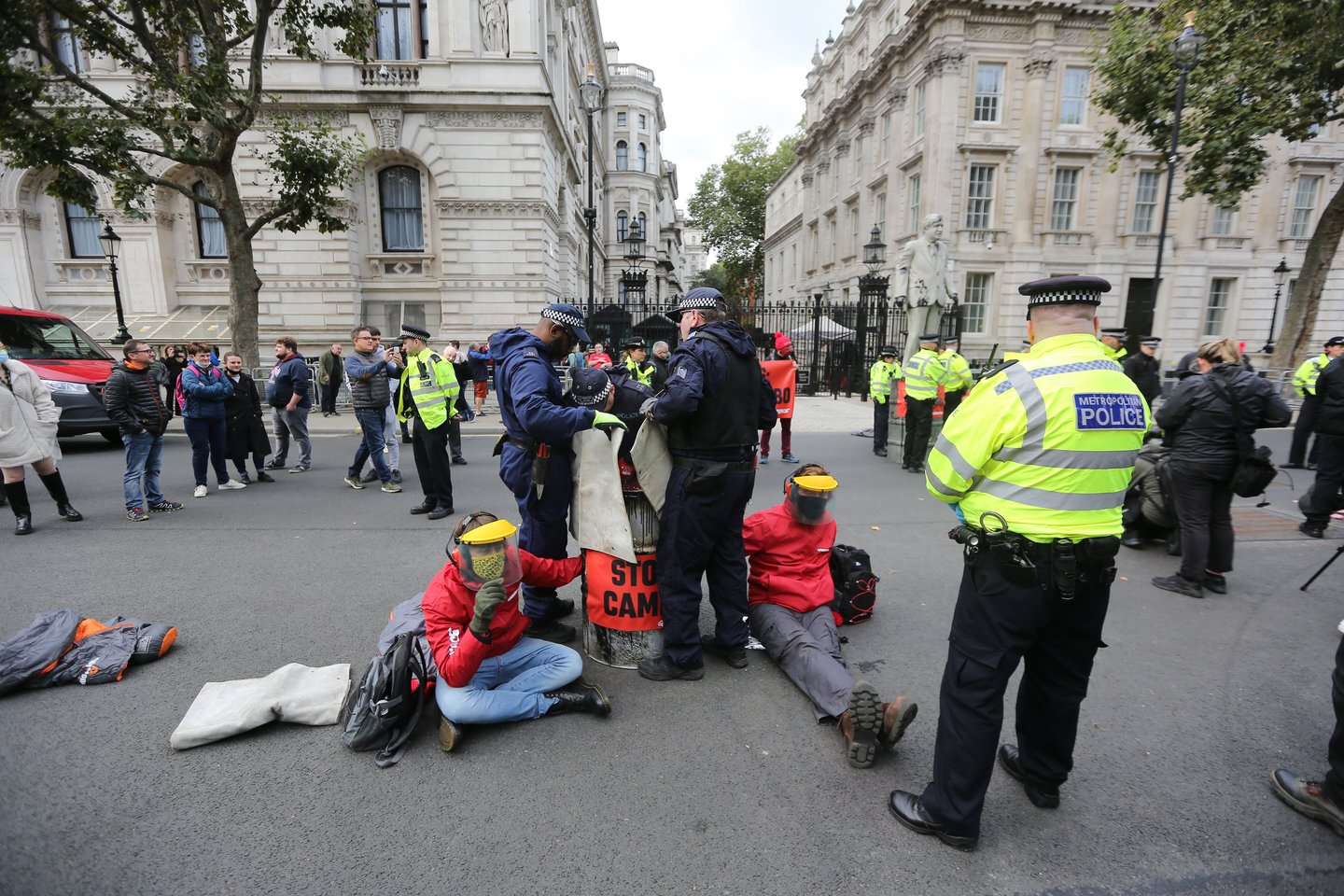  JK policija tramdė protestuotojus prieš naują naftos gavybos projektą.<br> ZUMAPRESS/Scanpix nuotr.