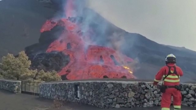 La Palmas ugnikalnio lava toliau siaubia apylinkes: apgaubė cemento gamyklą, sukėlė dūmų debesis