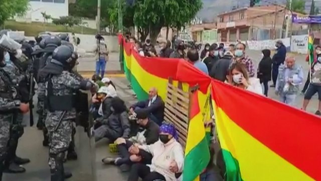Bolivijoje įsiplieskė prieš prezidentą nukreipti protestai: demonstrantai užblokavo miesto gatves