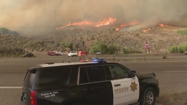 Kalifornijoje siaučiantis gaisras išdegino virš 800 hektarų žemės: uždaryta dalis pagrindinio greitkelio