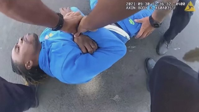 Brutalus juodaodžio sulaikymas: neįgalų vyrą pareigūnas iš automobilio ištempė už plaukų