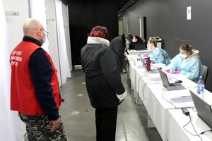 Mažėjant besiskiepijančiųjų srautui, uždaromas vakcinavimo centras Šiaulių arenoje