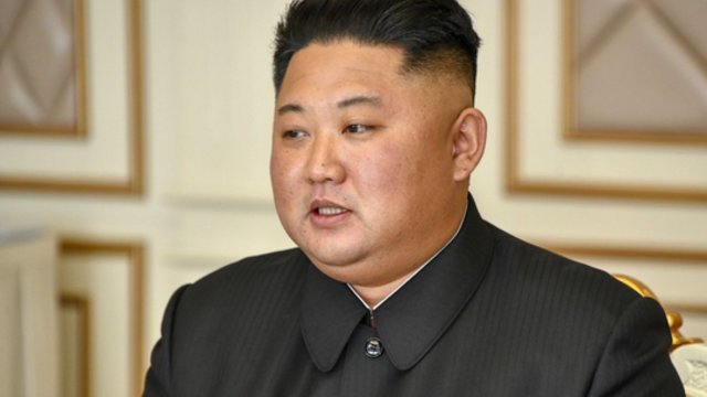 Šiaurės Korėjos diktatorius demonstruoja valstybės ginkluotę: žada nenugalimą kariuomenę
