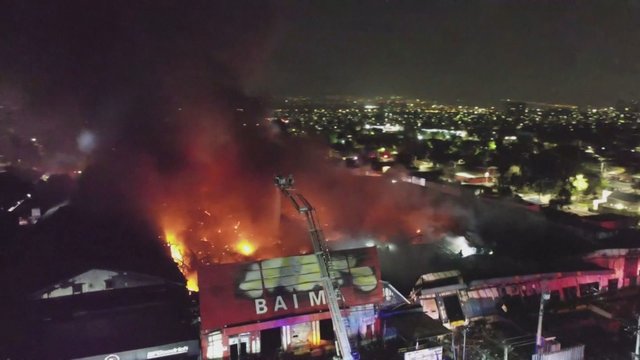 Čilėje užsidegus sandėliui kilo didžiulis gaisras: žuvo žmogus, su ugnimi kovojo šimtai ugniagesių