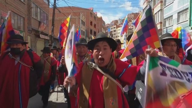 Bolivijoje tęsiasi neramumai dėl kontroversiško įstatymo: šimtai susirinko palaikyti prezidentą