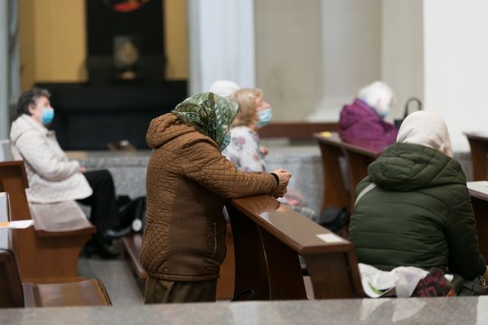 Daugėjant naujų užsikrėtimų COVID-19 siūlo pokyčius bažnyčiose ir kituose maldos namuose: keisis ir apeigos