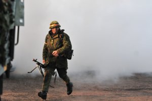 Lietuva Ukrainai perduoda šarvinių liemenių ir balistinių diržų