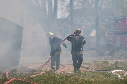 Sudegė greta Jonavos stovėjęs gyvenamasis namas, nukentėjo jame buvę žmonės