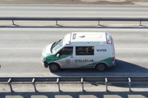 Kelių gaidelis Panevėžio r. terorizavo latvę: įbauginta moteris patyrė daugiau kaip 2 tūkst. eurų nuostolį