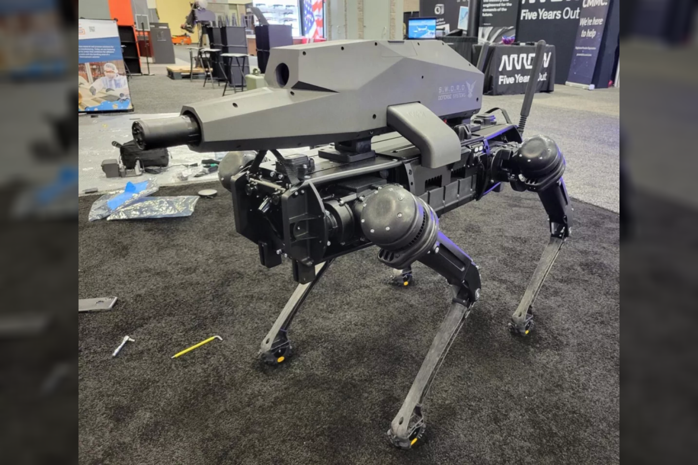  Specialios paskirties „bepilotis“ šautuvas (SPUR) montuojamas ant pasirinkto roboto šuns nugaros – šiuo atveju ant „Ghost Robotics“ keturkojo „Vision-60“.<br> „Sword Defense Systems“ nuotr.