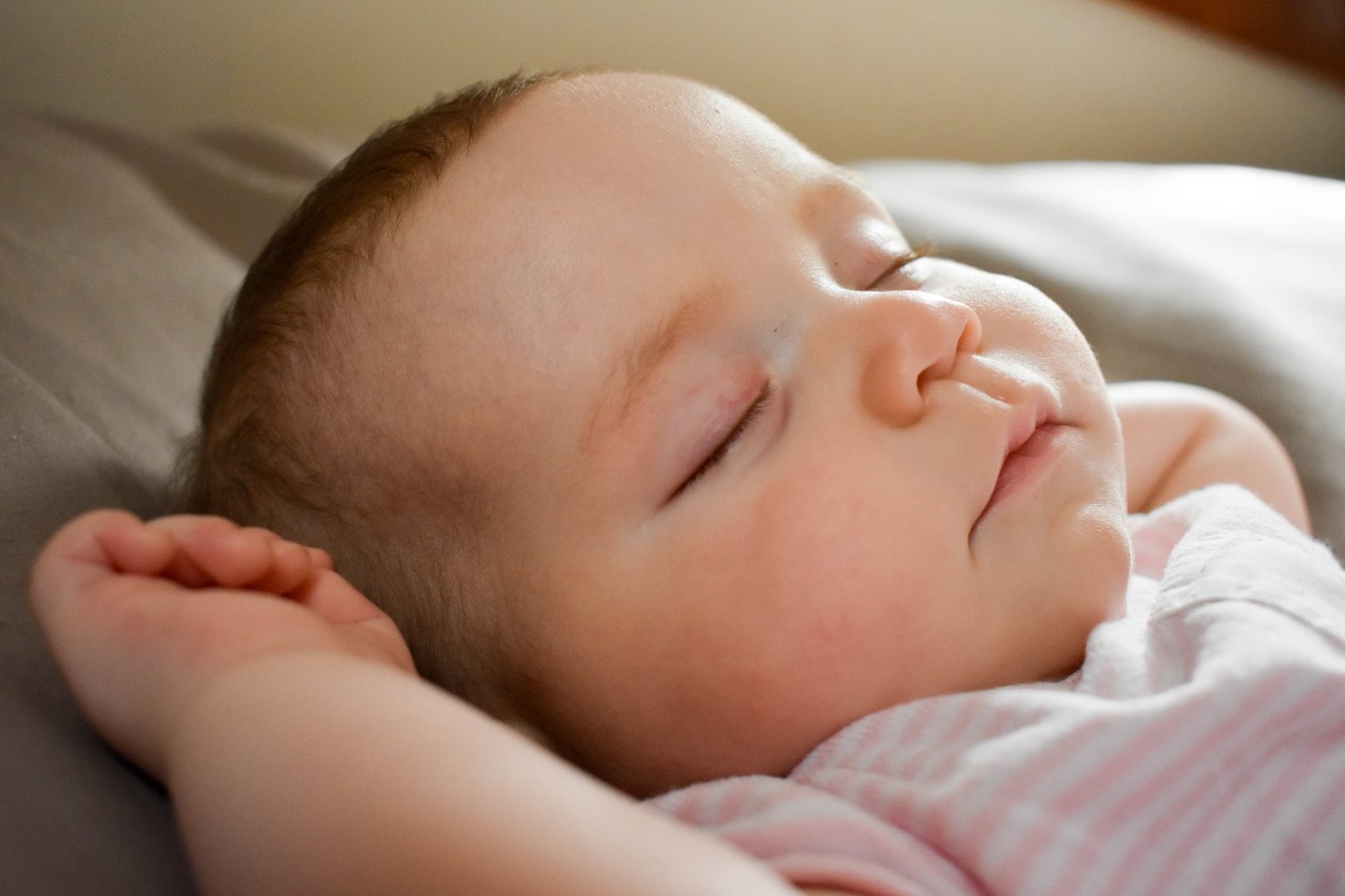 Pirmaisiais metais išskiriamos trys miego regresijos, kurios ir vėl tik parodo, kad mažylis pasiekė dar vieną svarbų raidos etapą.<br>„Unsplash“ nuotr.