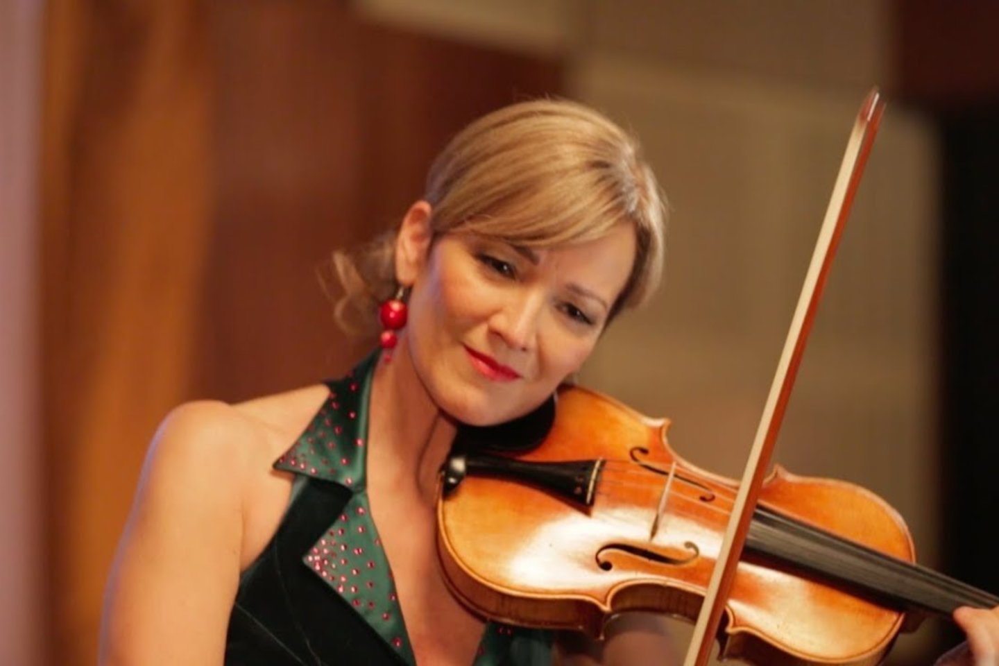 Smuikininkė Katica Illenyi – viena iš vos kelių pasaulyje tereminu virtuoziškai grojančių atlikėjų.<br>Rengėjų nuotr.