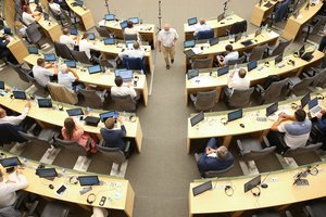 Grupė Seimo narių siūlo tikslinti viešųjų asmenų apibrėžimą