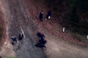 Pasieniečiai paviešino vaizdus iš oro: užfiksavo, kaip elgėsi migrantai, supratę, kad yra pastebėti