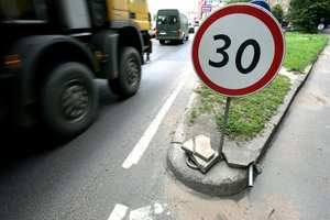 Užsimojo dalyje miestų zonų sumažinti greitį: „Ši situacija primena ne auklėjimą, o mušimą“