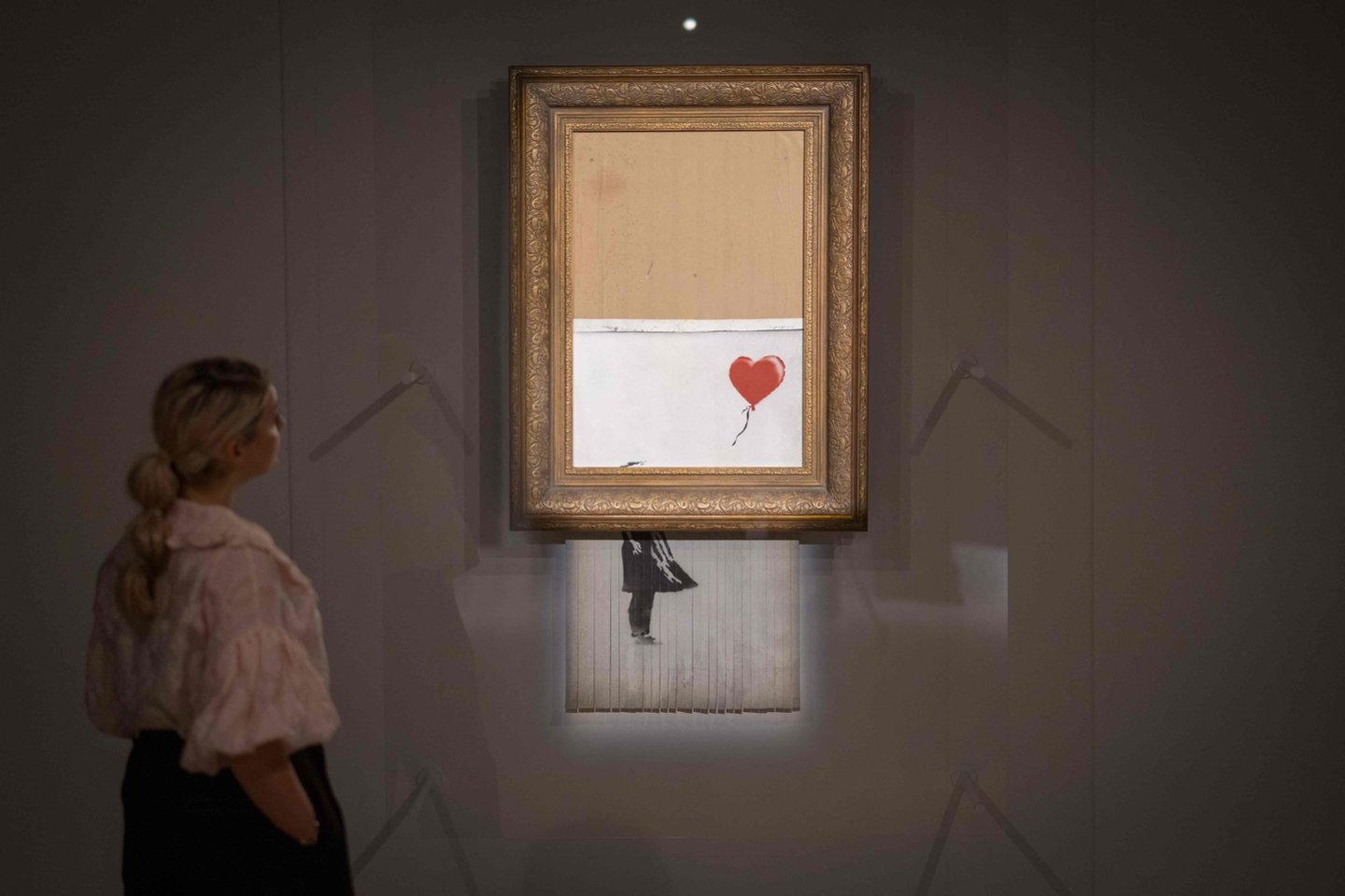  Iš dalies supjaustytas Banksy piešinys parduotas aukcione už beveik 22 mln. eurų.<br>Scanpix/AFP nuotr.