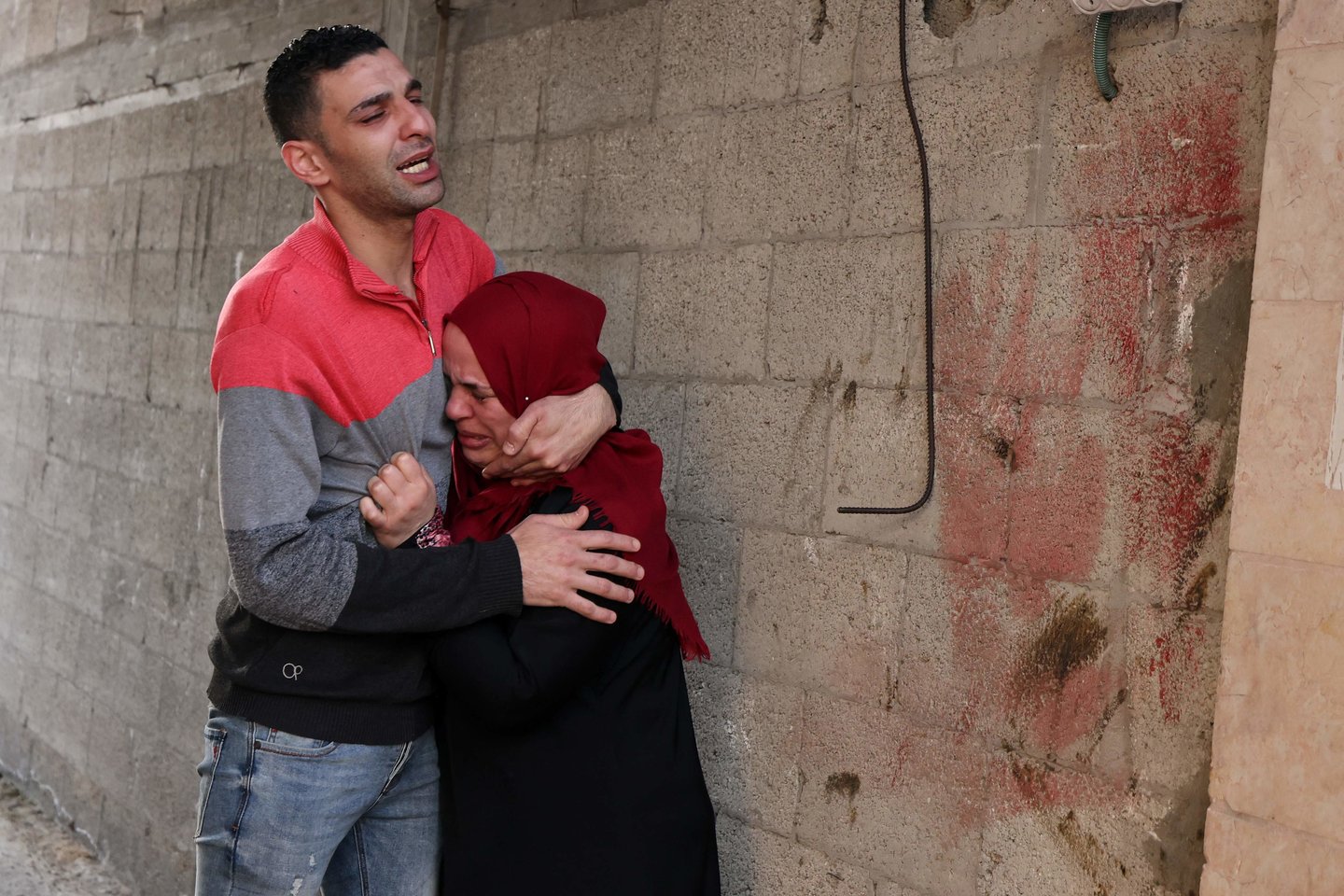  Kataras moka pagalbos išmokas skurstančioms šeimoms Gazos Ruože.<br> AFP/Scanpix nuotr.