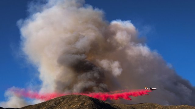 Kalifornijoje toliau siautėja gaisrai: ugniagesių darbą palengvino nurimęs vėjas