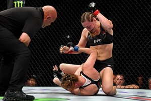 UFC ringe santykius aiškinsis po kartą karjeroje pralaimėjusios kovotojos