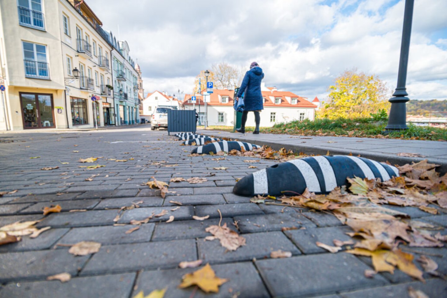 Įvairiose Vilniaus miesto vietose šalia šaligatvių arba automobilių parkavimo aikštelių galima pastebėti naujus, dar niekur nematytus bortelius.<br>E.Čingos nuotr.