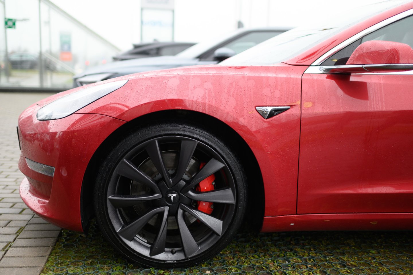 Raudonasis pareigūnų „Tesla“ elektromobilis visą mėnesį buvo aptarinėjamas vairuotojų.<br>V.Skaraičio nuotr.