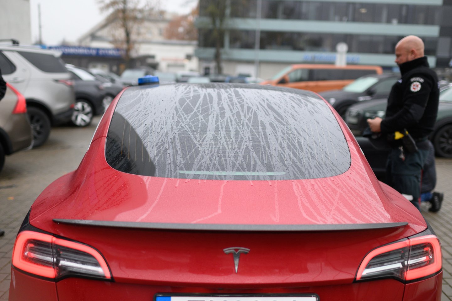 Raudonasis pareigūnų „Tesla“ elektromobilis visą mėnesį buvo aptarinėjamas vairuotojų.<br>V.Skaraičio nuotr.