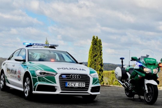 Policija įspėja vairuotojus apie rudenį kylančius pavojus kelyje