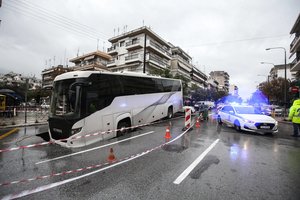 Graikijoje į smegduobę įkrito autobusas, žmonės nenukentėjo