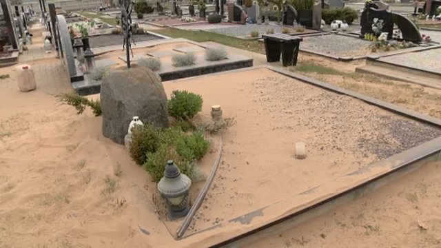 Panevėžio gyventojai rado smėliu apneštas kapines: tiek savivaldybė, tiek rangovai nuo kaltės išsisukinėja