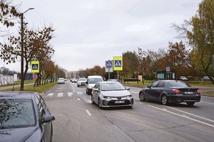 Visame mieste šviesoforų pribarstyta, bet judrioje gatvėje prie darželio jo nėra: perėja žengti bijo ne tik vaikai, bet ir suaugę