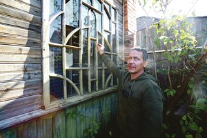 Iš Norvegijos grįžęs kaunietis ėmėsi mamos medinuko – džiaugiasi ne tik ten įsikursiantys jo vaikai, bet ir kaimynai