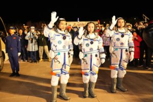 Trys Kinijos astronautai pradeda iki šiol ilgiausią misiją orbitoje