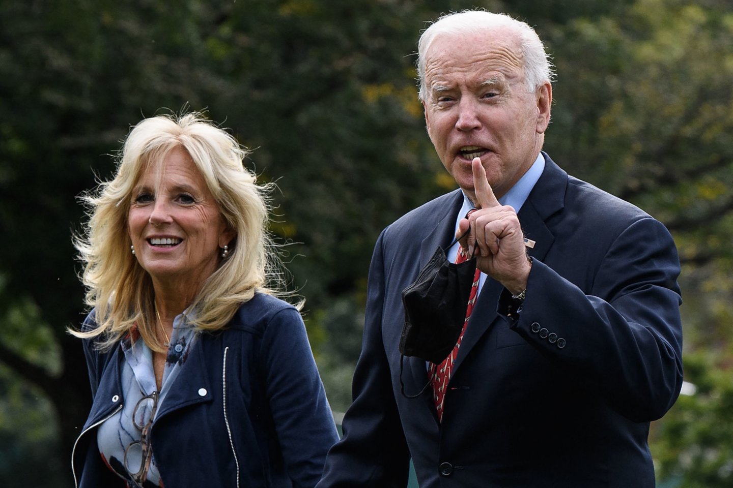 JAV prezidentas J.Bidenas su žmona Jill visada spinduliuoja šiltais tarpusavio jausmais. O J.Biden nesitenkina vien šalies pirmosios ponios vaidmeniu.<br>AFP/Scanpix nuotr.