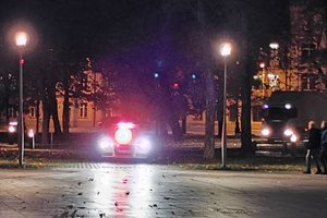 Naktį į Valdovų rūmus specialiu transportu atvyko septynženkle suma įvertintas krovinys 