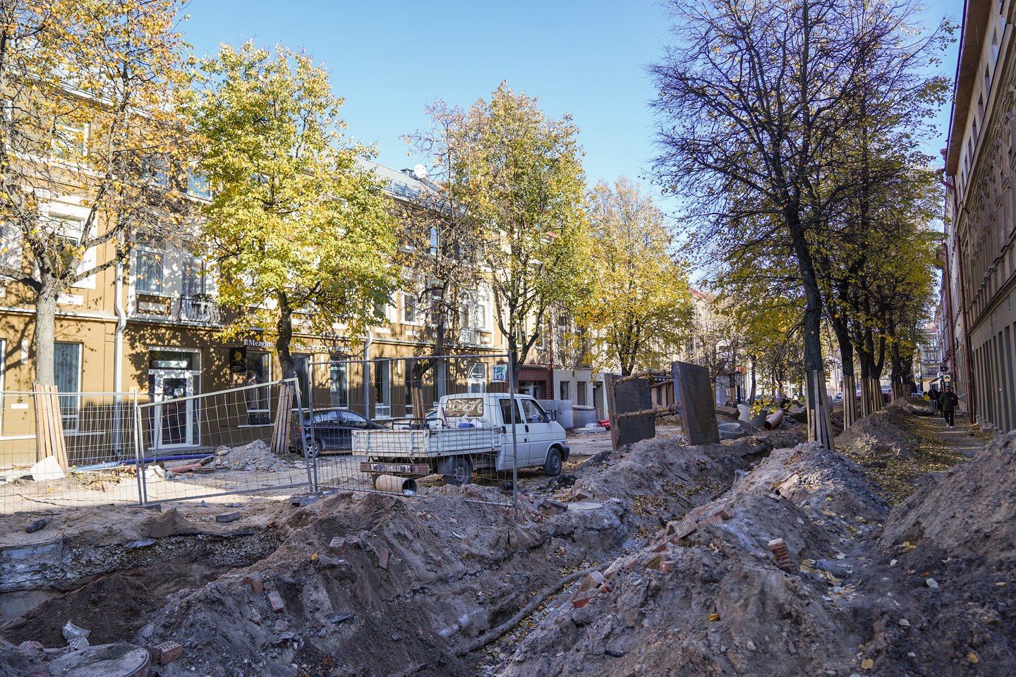 Nemažoje Vilniaus gatvės dalyje darbininkai tiesia požemines komunikacijas, todėl šalia pastatų išraustos tranšėjos.<br>G.Bitvinsko nuotr.