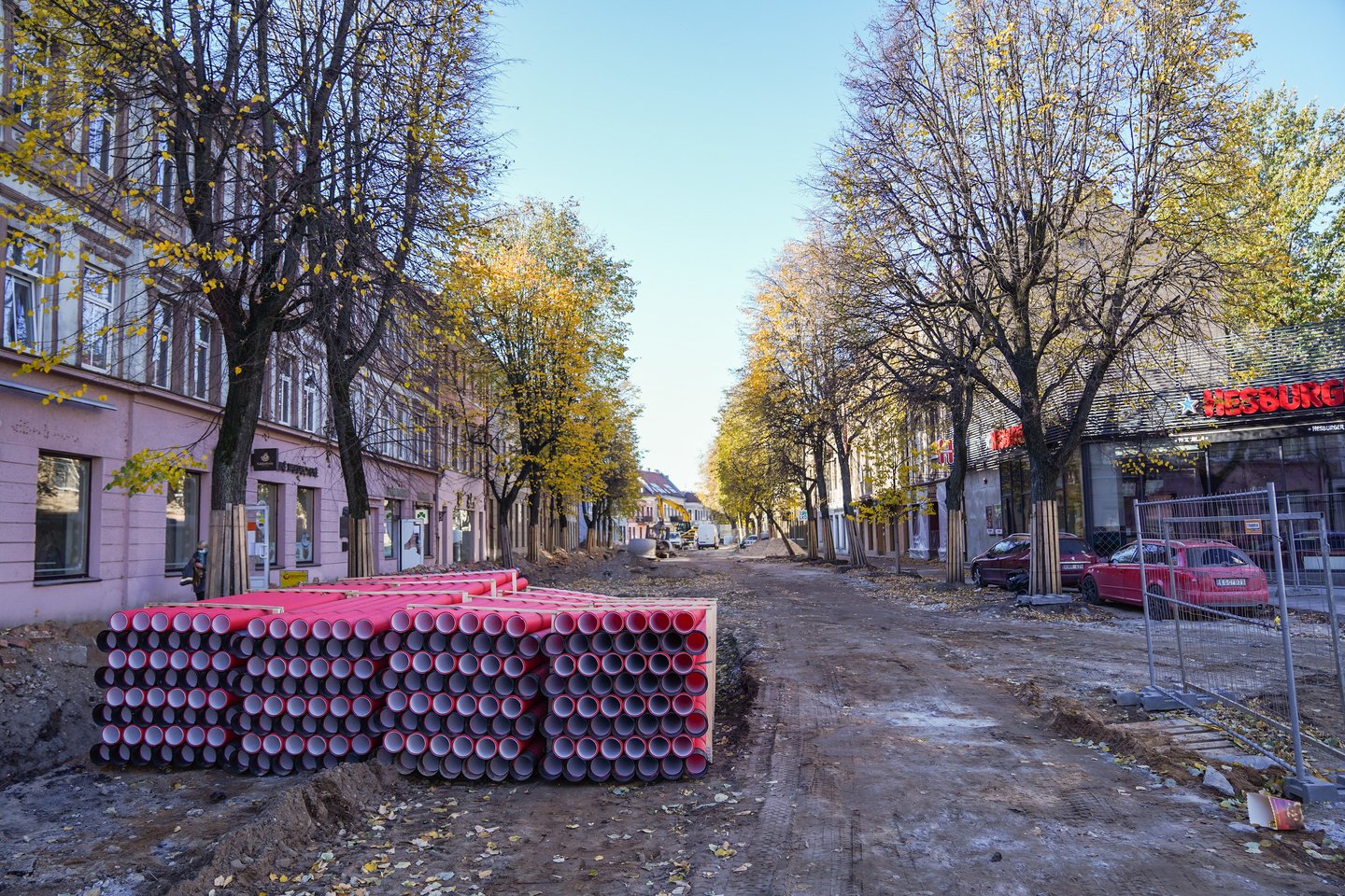 Nemažoje Vilniaus gatvės dalyje darbininkai tiesia požemines komunikacijas, todėl šalia pastatų išraustos tranšėjos.<br>G.Bitvinsko nuotr.