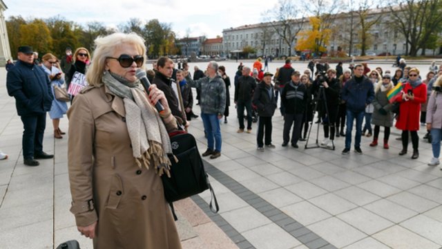 Į protestą prieš pandemijos valdymą Vilniuje susirinko per pusantro šimto dalyvių: sulaikyti du asmenys