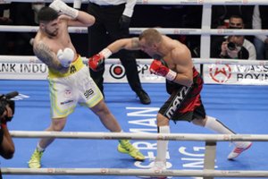 Latvija triumfuoja – Rygoje M. Briedis apgynė bokso čempiono diržus, nors ir kovojo su prakirsta nosimi