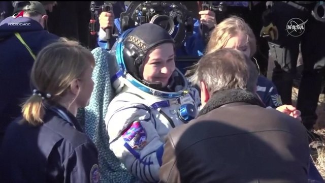 Pirmąjį filmą kosmose filmavusi Rusijos įgula grįžo į Žemę: 12 dienų praleido Tarptautinėje kosminėje stotyje