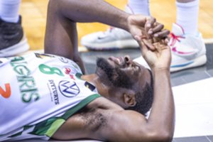 „Žalgiris“ daužė „Šiaulius“, tačiau antrame kėlinyje neteko traumą gavusio E. Mudiay
