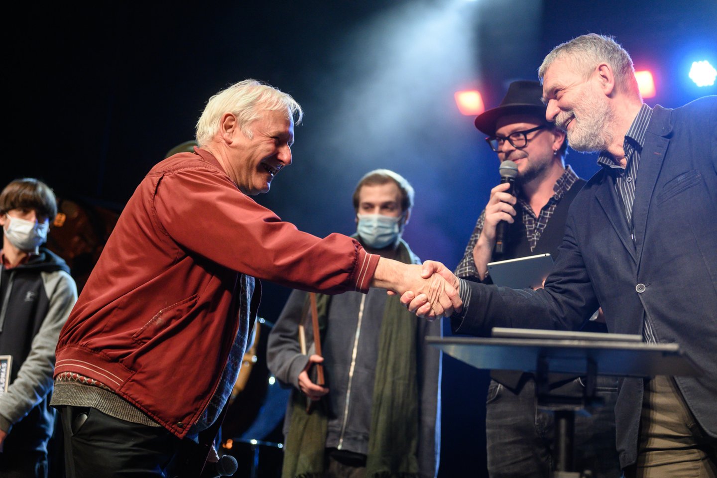  „Vilnius Jazz Young Power“ apdovanojimų ceremonija: A.Gustys spaudžia ranką T.Dudley'ui.<br> V.Skaraičio nuotr.