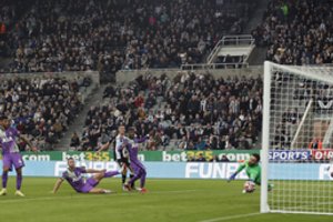 „Tottenham Hotspur“ ir „Newcastle United“ žaidėjai stebėjo, kaip buvo gelbėjamas sirgalius, o po to aiškinosi laimėtoją