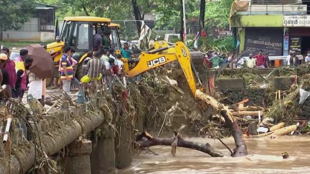 Nelaimė pietų Indijoje: dėl liūčių kilę potvyniai ir nuošliaužos nusinešė 21 gyvybę