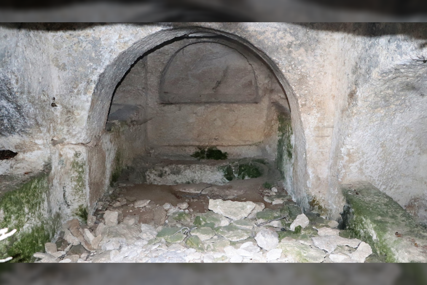 Viena iš uoloje iškaltų kamerinių kapaviečių su grindyse įrengtu sarkofagu.<br> Blaundo kasinėjimų projekto nuotr.