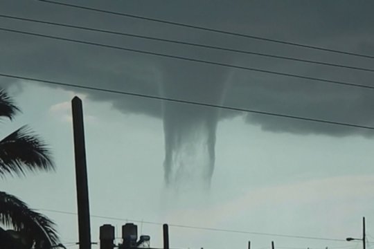 Kubiečius nustebino retas reiškinys: pakrantėje sukosi į tornadą panašus vandens viesulas